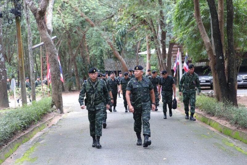 ผบ.ทบ. ลงพื้นที่พบปะผู้บังคับหน่วยระดับกองพัน พร้อมติดตามสถานการณ์ชายแดนด้าน จ.สระแก้ว ย้ำดำรงความพร้อมและวางแผนการปฏิบัติให้สอดคล้องกับรัฐบาล โดยยึดถือผลประโยชน์ของชาติเป็นสำคัญ