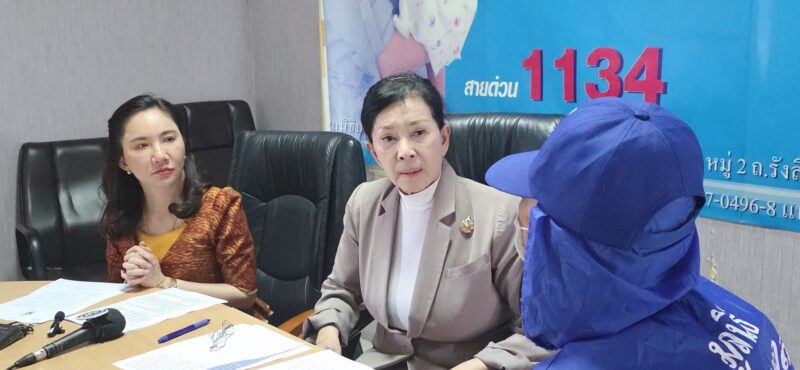 แม่เด็กนร.หญิง ม.2 ร้องปวีณา ลูกสาวถูกรปภ.รร.ล่วงละเมิดทางเพศและพยายามข่มขืน แต่หนีออกมาได้ แถมถูกเพื่อนบลูลี่โพสต์ใส่ร้ายลงIG จนต้องซดยาล้างห้องน้ำนำส่ง รพ.เข้า ICU