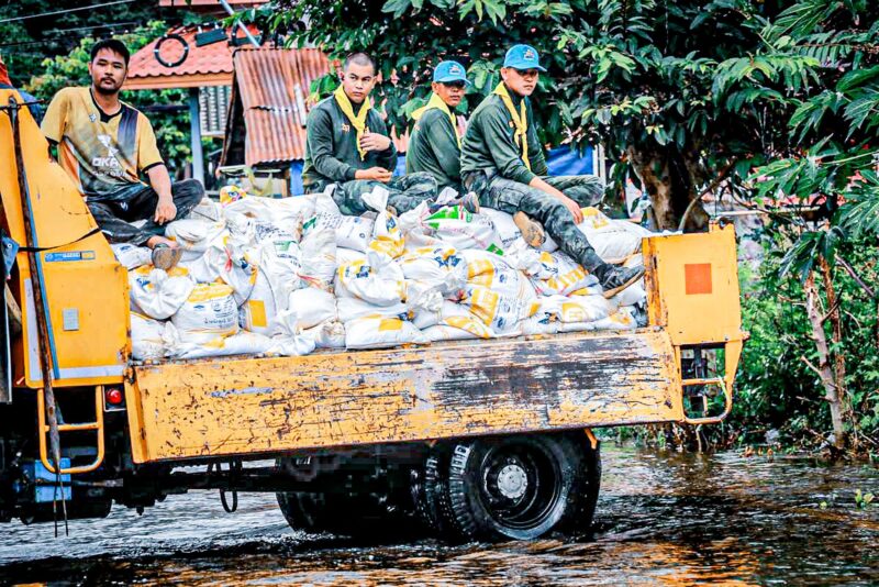 กำลังพลชุดบรรเทาสาธารณภัย ลงพื้นที่ช่วยเหลือประชาชนในพื้นที่ประสบอุทกภัย