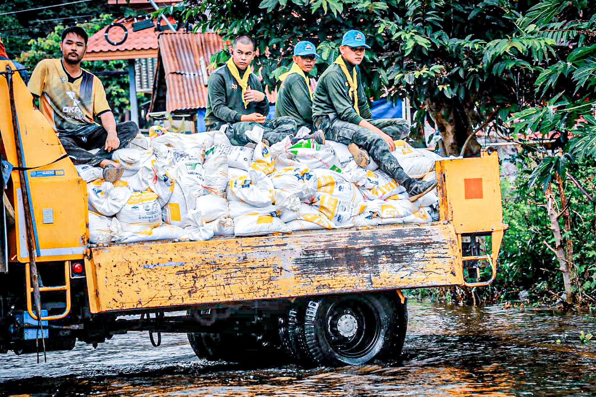 กำลังพลชุดบรรเทาสาธารณภัย ลงพื้นที่ช่วยเหลือประชาชนในพื้นที่ประสบอุทกภัย