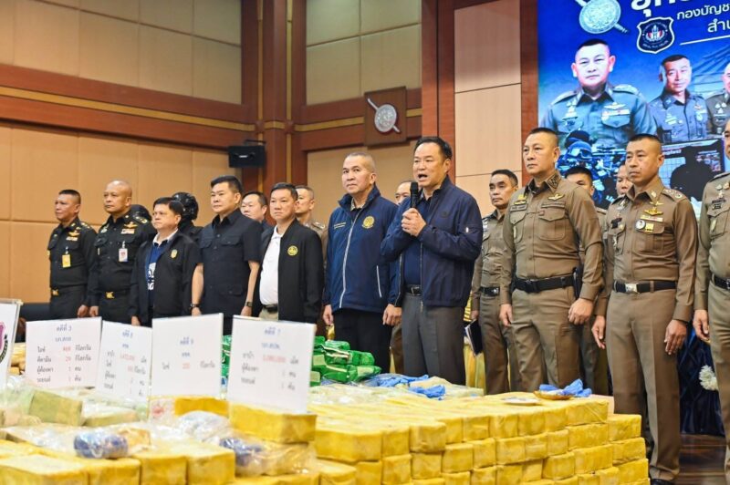 อนุทิน”แถลงจับกุมยานรกรวม 18.25 ล้านเม็ด ไอซ์ 1,488 กิโลกรัมย้ำปฏิบัติการแบบบูรณาการ ตำรวจ-ฝ่ายปกครอง-ป.ป.ส. เป็นศัตรูและปราบปรามผู้ค้าผู้ผลิตยาเสพติดอย่างเข้มข้น