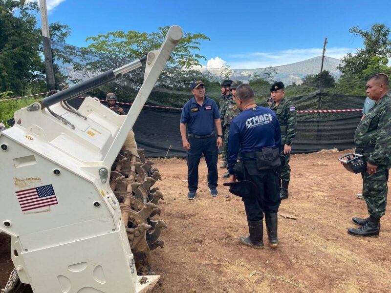 ผบ.ทหารสูงสุดส่งเครื่องจักรกวาดล้างทุ่นระเบิดที่ตกค้างในพื้นที่บ้านหนองหญ้าแก้ว จ.สระแก้ว