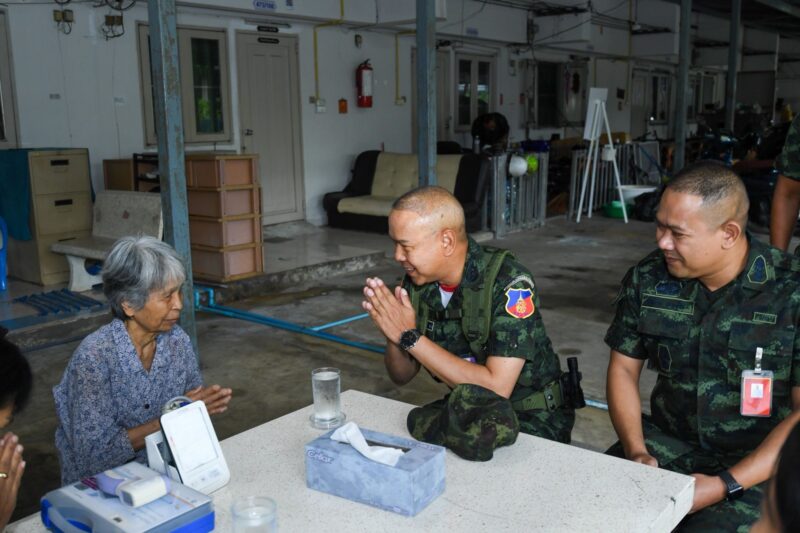 ทัพภาคที่ 1 ดูแลครอบครัวกำลังพลที่ประสบปัญหาสุขภาพ ปฏิบัติหน้าที่อยู่แนวหน้าปกป้องอธิปไตยของชาติ ย้ำกองทัพไม่ทอดทิ้งใครไว้ข้างหลัง