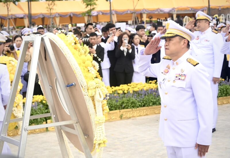 นายกรัฐมนตรี นำคณะรัฐมนตรีและข้าราชการ ทุกภาคส่วน วางพวงมาลาถวายราชสักการะพระบรมราชานุสาวรีย์ พระบาทสมเด็จพระบรมชนกาธิเบศร มหาภูมิพลอดุลยเดชมหาราช บรมนาถบพิตร เนื่องใน “วันนวมินทรมหาราช” พ.ศ. 2568 ด้วยความจงรักภักดีและสำนึกในพระมหากรุณาธิคุณ