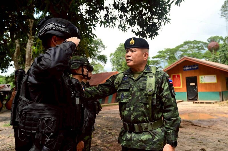 แม่ทัพภาคที่ 2 ลงพื้นที่ปราสาทตาเมือนธม และช่องอานม้า กำชับเข้มการปฏิบัติหน้าที่ – สร้างขวัญกำลังใจผู้ปฏิบัติงานในแนวหน้า