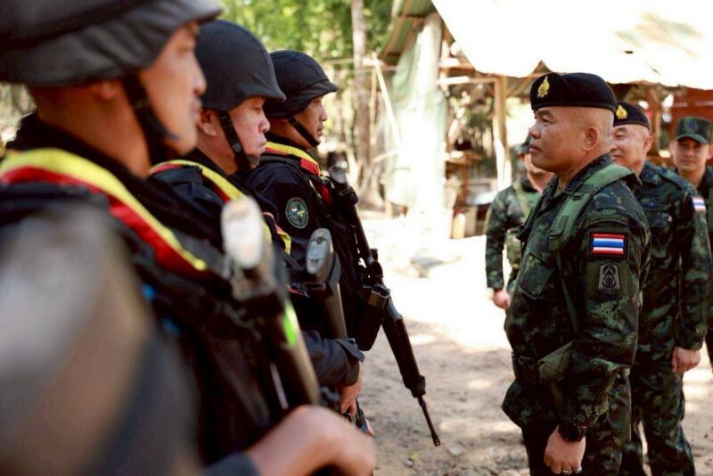 แม่ทัพภาคที่ 2 ตรวจความพร้อมรบทหารชายแดนในพื้นที่จังหวัดสุรินทร์ เน้นย้ำซ้อมแผนการปฏิบัติให้เกิดความพร้อม ปฏิบัติหน้าที่อย่างเข้มแข็ง อดทน มีวินัย