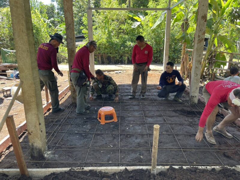 ตำรวจตระเวนชายแดน จิตอาสาร่วมสร้างบ้านช่วยเหลือผู้ยากไร้ในพื้นที่ อ.แม่แตง จ.เชียงใหม่