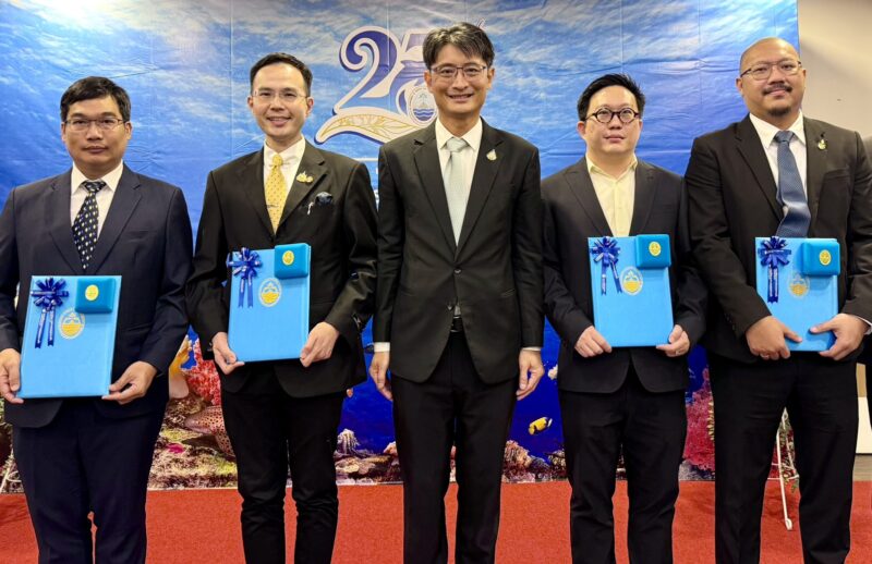 อธิบดีกรมทรัพยากรทางทะเลและชายฝั่ง มอบเครื่องหมาย “รักษ์ทะเลยิ่งชีพ” แก่ผู้ทำคุณงามความดี