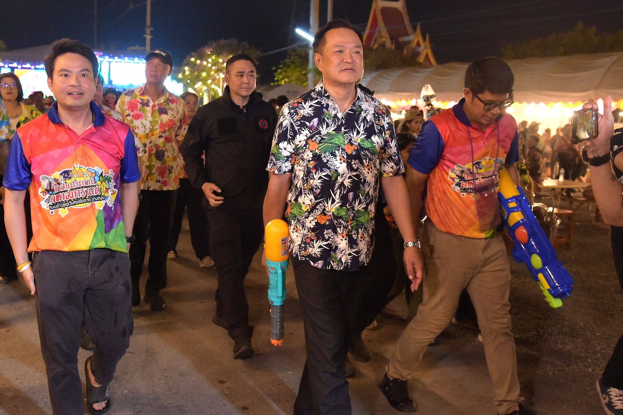 นายกฯ อนุทิน พร้อมภริยา” นำคณะยิงปืนฉีดน้ำชุ่มฉ่ำ เปิดงานสืบสานประเพณีมหาสงกรานต์ถนนข้าวสุก@วิเศษชัยชาญอ่างทอง ปี 69 ย้ำ ขอให้สงกรานต์เป็นเทศกาลแห่งความสุข ความอบอุ่น ความปลอดภัยสำหรับทุกครอบครัว