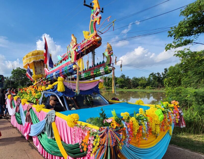 แห่ชมบุญบั้งไฟถ่อนใหญ่สุดคึกคัก!ชาวอำนาจเจริญร่วมสืบสานฮีตฮอยอีสาน งามตระการตา สะท้อนพลังศรัทธาและความสามัคคีของชุมชน
