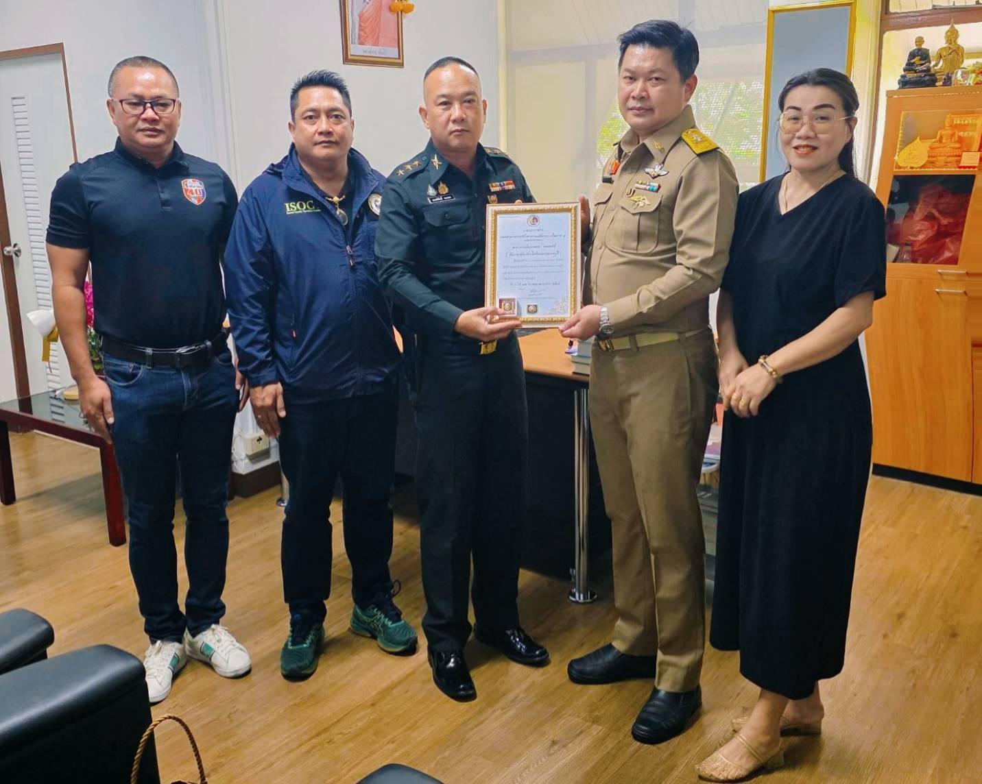 กอ.รมน. ภาค 1 มอบเข็มเชิดชูเกียรติแก่อัยการจังหวัดคดีศาลแขวงนนทบุรี ผู้ทำคุณประโยชน์แก่กองทัพภาคที่ 1