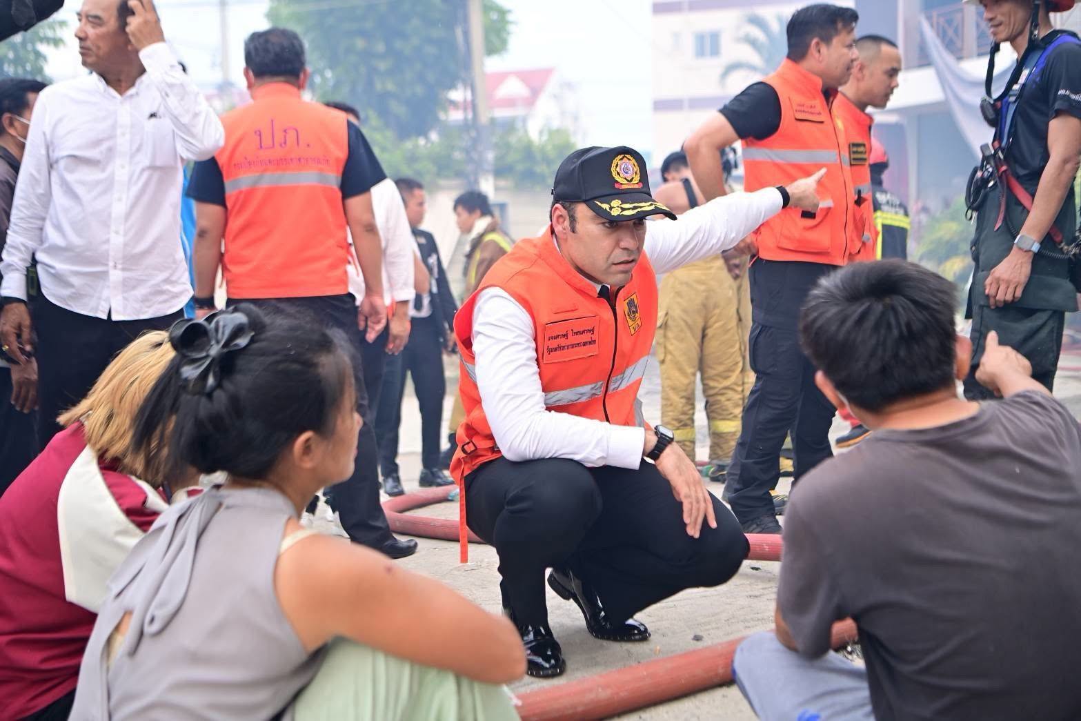 มท.3 สั่งทุบกำแพง กีดขวาง จนท. ช่วยผู้ประสบเหตุเพลิงไหม้ แม้เจ้าของโรงงานคัดค้าน ลั่น “ชีวิตประชาชนสำคัญที่สุด